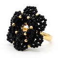Anillo mostacilla negro con detalles dorados