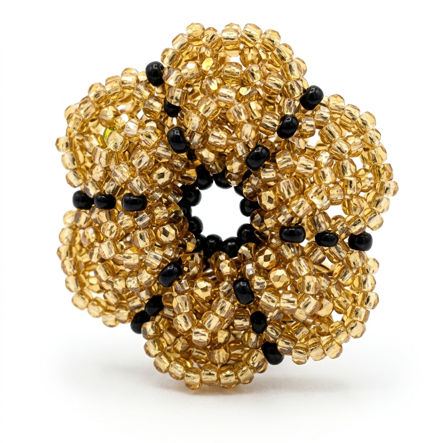 Anillo dorado con detalles negros